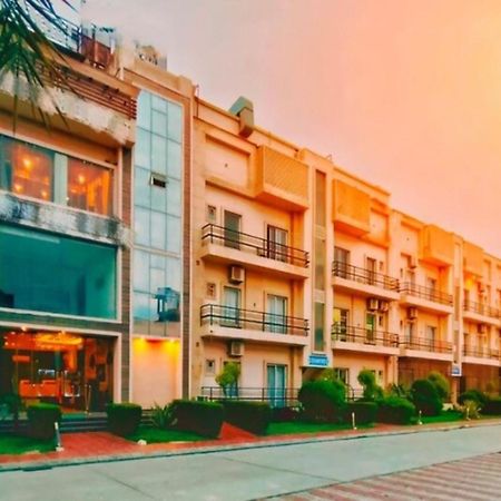 Vrindavan Dreams Hotel And Suites Vrindāvan Exterior foto
