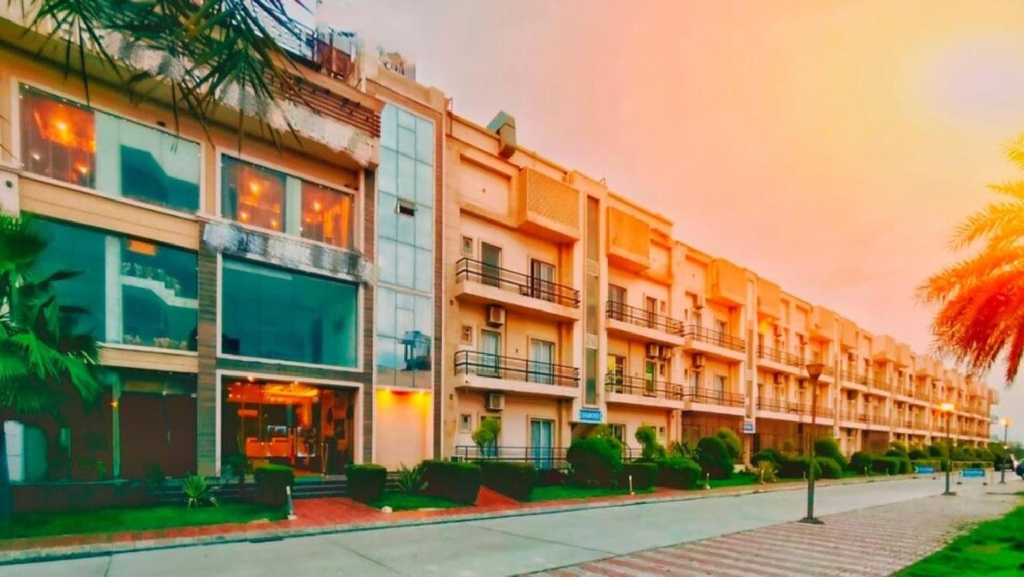 Vrindavan Dreams Hotel And Suites Vrindāvan Exterior foto